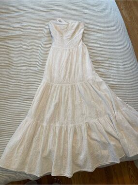Strapless White Tiered Midi Dress with Lace Texture